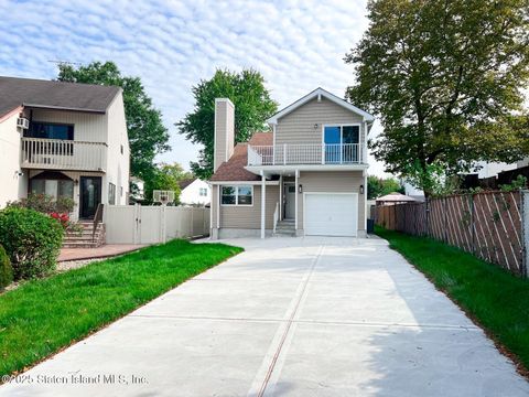 Photo of 135 Mc Arthur Avenue, Staten Island, NY 10312 (MLS # 2506393)