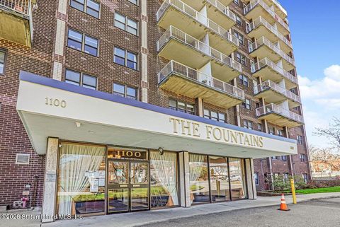 Photo of 1100 Clove Road #4n, Staten Island, NY 10301 (MLS # 2602011)