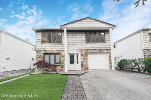 Photo of 119 Park Drive N, Staten Island, NY 10314 (MLS # 2404131)
