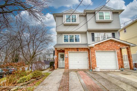 Photo of 37 Blaine Court, Staten Island, NY 10310 (MLS # 2400212)