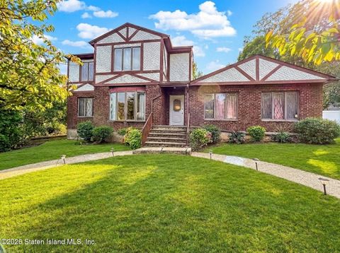 Photo of 282 Boscombe Avenue, Staten Island, NY 10309 (MLS # 2506154)