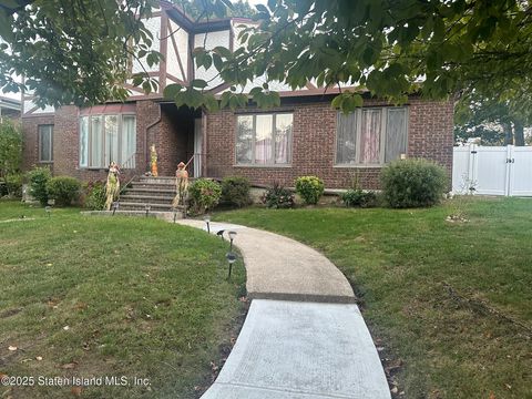 Photo of 282 Boscombe Avenue, Staten Island, NY 10309 (MLS # 2506154)