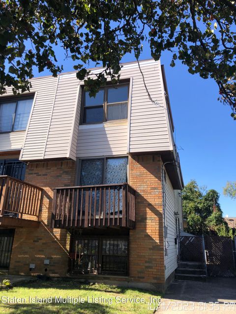Photo of 127 Moreland Street, Staten Island, NY 10306 (MLS # 1165042)