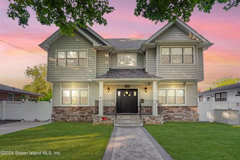 Photo of 337 Penn Avenue, Staten Island, NY 10306 (MLS # 2404038)