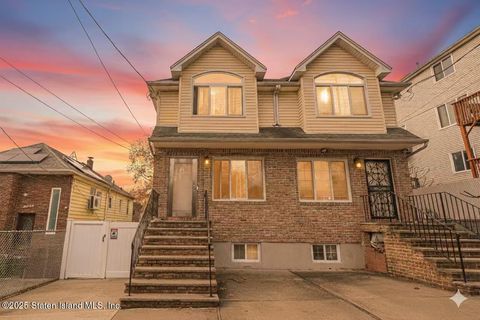 Photo of 10 Jerome Avenue, Staten Island, NY 10305 (MLS # 2506939)