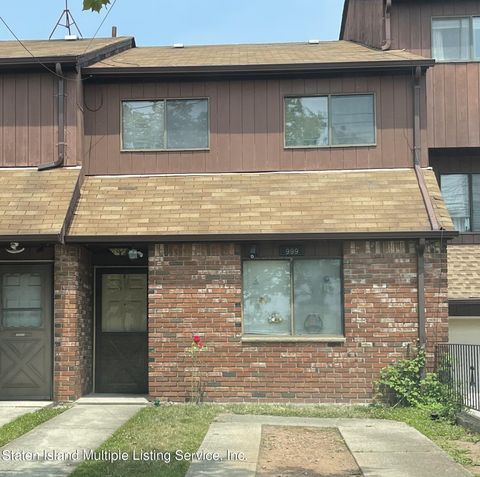 Photo of 999 W Fingerboard Road, Staten Island, NY 10304 (MLS # 1163245)