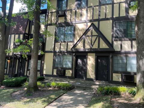 Photo of 18 Elmwood Park Drive, Staten Island, NY 10314 (MLS # 2404057)