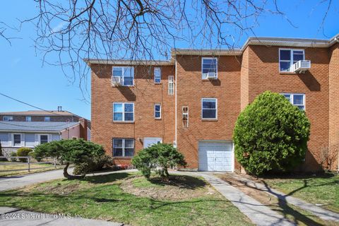 Photo of 549 North Railroad Avenue, Staten Island, NY 10304 (MLS # 2405228)