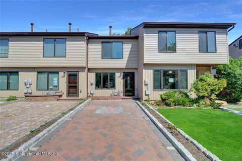 Photo of 903 Patterson Avenue, Staten Island, NY 10306 (MLS # 2504948)