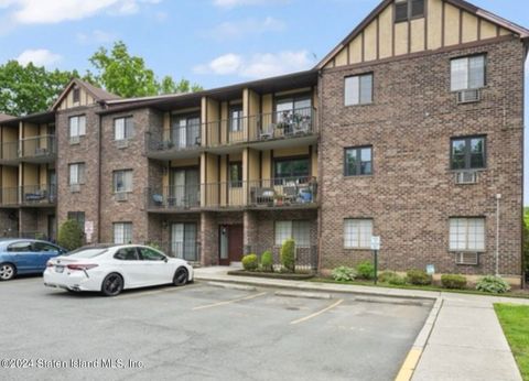 Photo of 50 Donna Court #4, Staten Island, NY 10314 (MLS # 2404856)