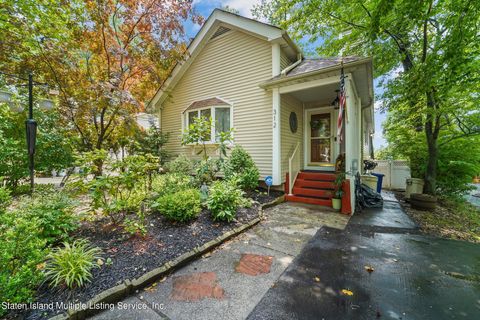 Photo of 312 Edinboro Road, Staten Island, NY 10306 (MLS # 1163274)