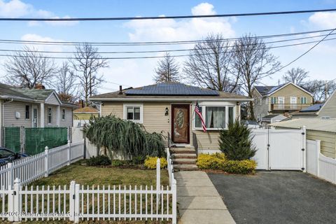Photo of 407 Stoneham Street, Staten Island, NY 10306 (MLS # 2600528)