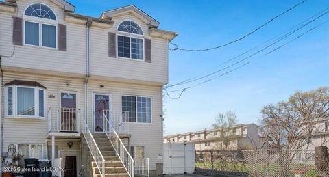 Photo of 10 Noah Court, Staten Island, NY 10303 (MLS # 2503954)