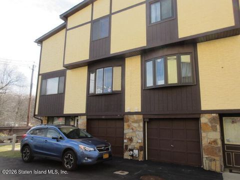 Photo of 60 Parkview Loop, Staten Island, NY 10314 (MLS # 2600018)