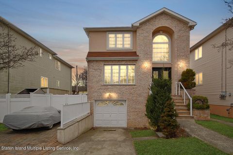 Photo of 110 Gladwin Street, Staten Island, NY 10309 (MLS # 1160424)