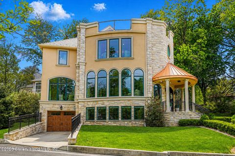 Photo of 149 Douglas Road, Staten Island, NY 10304 (MLS # 2602742)