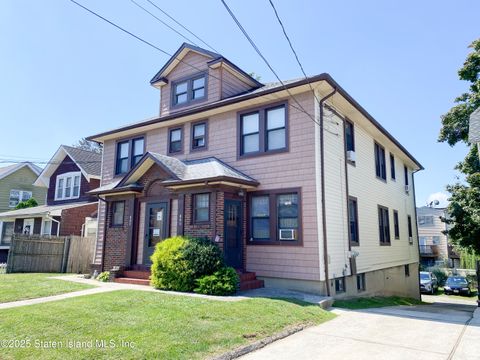 Photo of 172174 Llewellyn Place, Staten Island, NY 10314 (MLS # 2505205)
