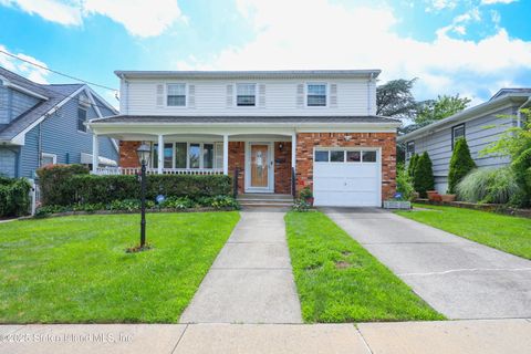 Photo of 26 Hull Avenue, Staten Island, NY 10306 (MLS # 2506115)
