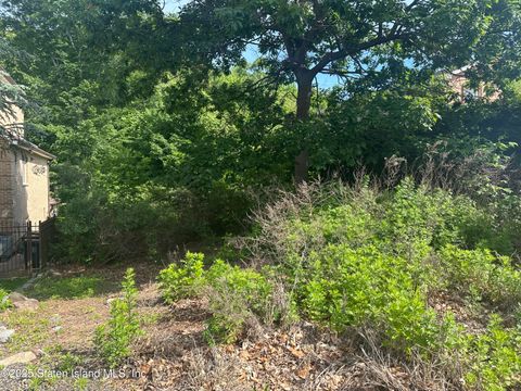 Photo of 115 Jansen Street, Staten Island, NY 10312 (MLS # 2502981)