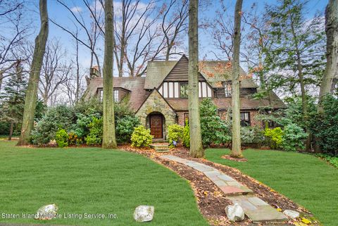 Photo of 16 Lynnhaven Place, Staten Island, NY 10310 (MLS # 1156989)