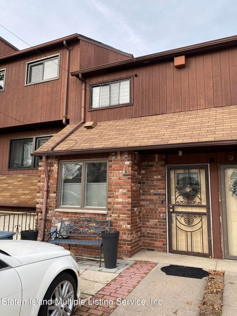 Photo of 961 W Fingerboard Road, Staten Island, NY 10304 (MLS # 1159926)