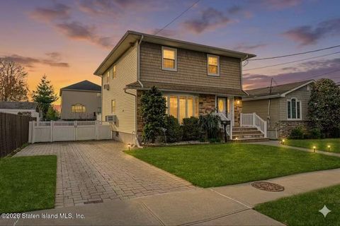 Photo of 790 Clawson Street, Staten Island, NY 10306 (MLS # 2602037)