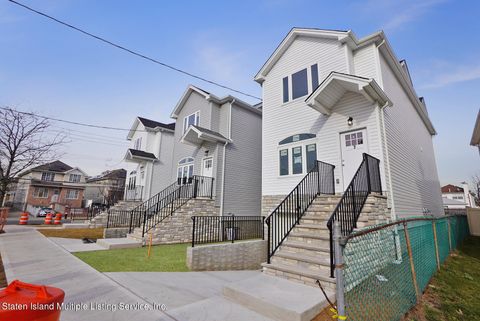 Photo of 7 Gridley Avenue, Staten Island, NY 10303 (MLS # 1165045)