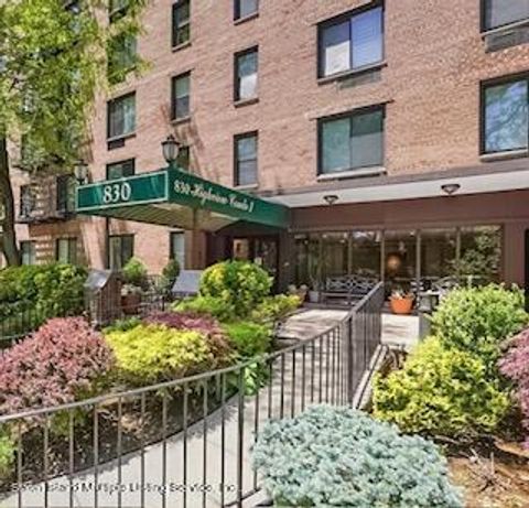Photo of 830 Howard Avenue #3b, Staten Island, NY 10301 (MLS # 1165431)