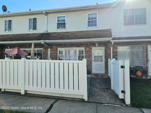 Photo of 65 Country Drive N, Staten Island, NY 10314 (MLS # 2505735)