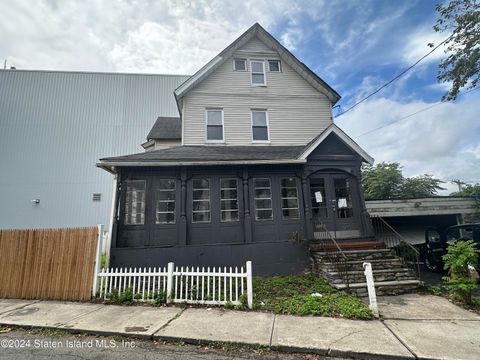 Photo of 22 Tompkins Court, Staten Island, NY 10310 (MLS # 2405176)