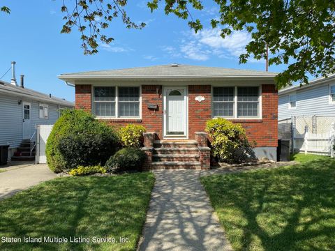 Photo of 384 Main Street, Staten Island, NY 10307 (MLS # 1161527)