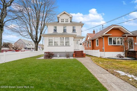 Photo of 477 College Avenue, Staten Island, NY 10314 (MLS # 2600503)