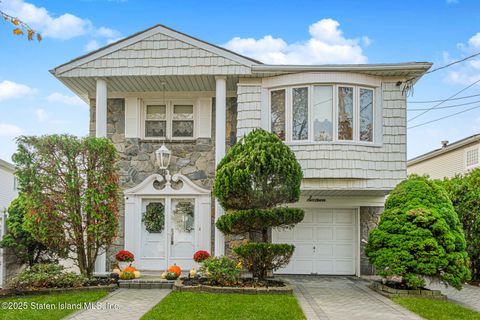 Photo of 16 Bowling Green Place, Staten Island, NY 10314 (MLS # 2506614)