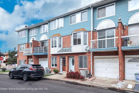 Photo of 19 Teri Court, Staten Island, NY 10314 (MLS # 1164577)