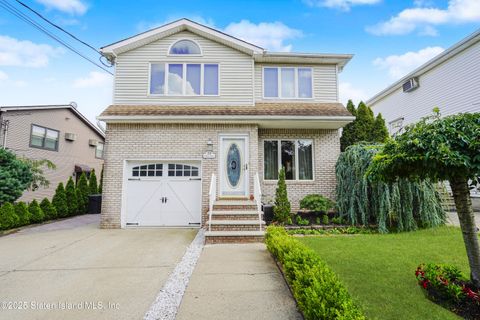 Photo of 218 Mcbaine Avenue, Staten Island, NY 10309 (MLS # 2503994)