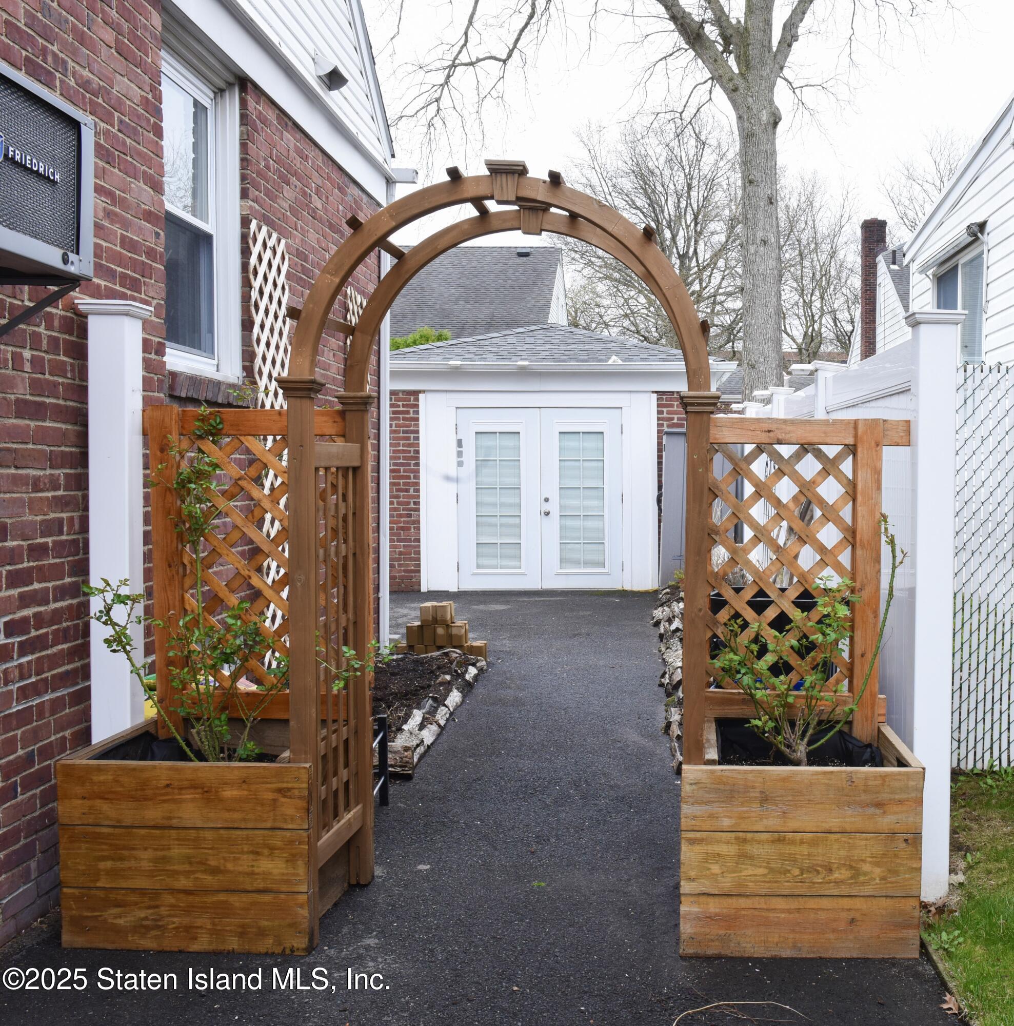 553 Oakland Avenue, Staten Island, New York image 5