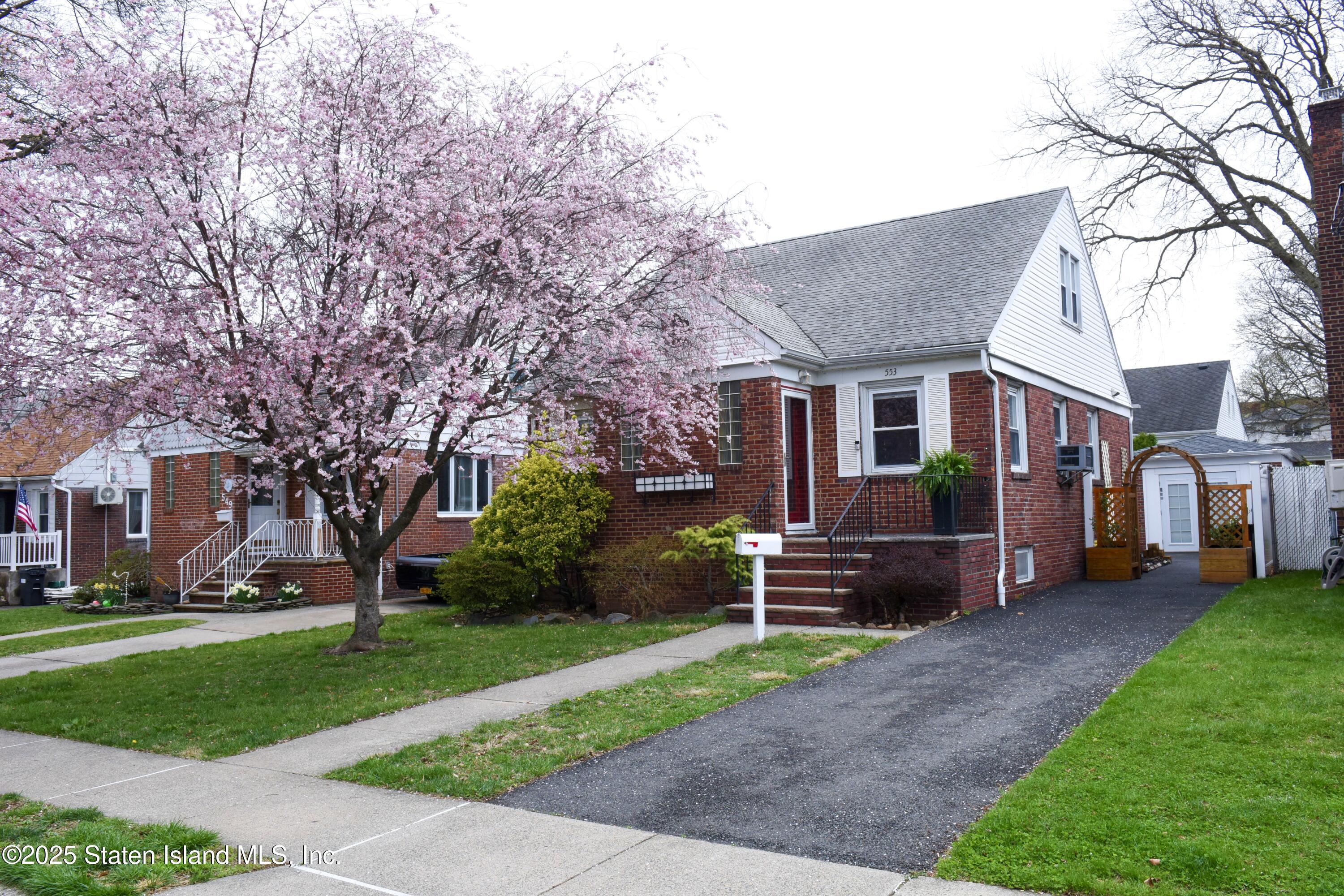 553 Oakland Avenue, Staten Island, New York image 3