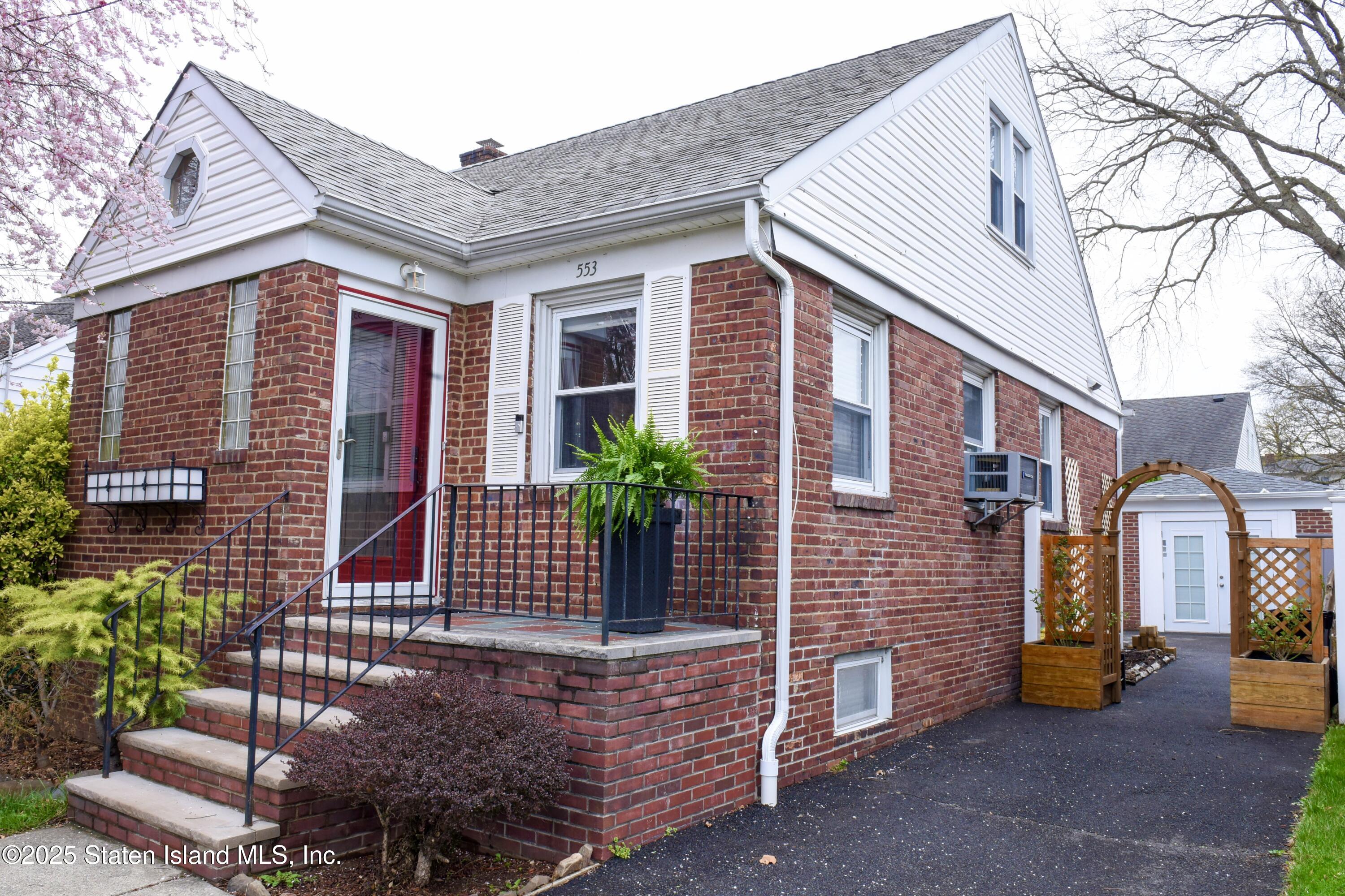 553 Oakland Avenue, Staten Island, New York image 8