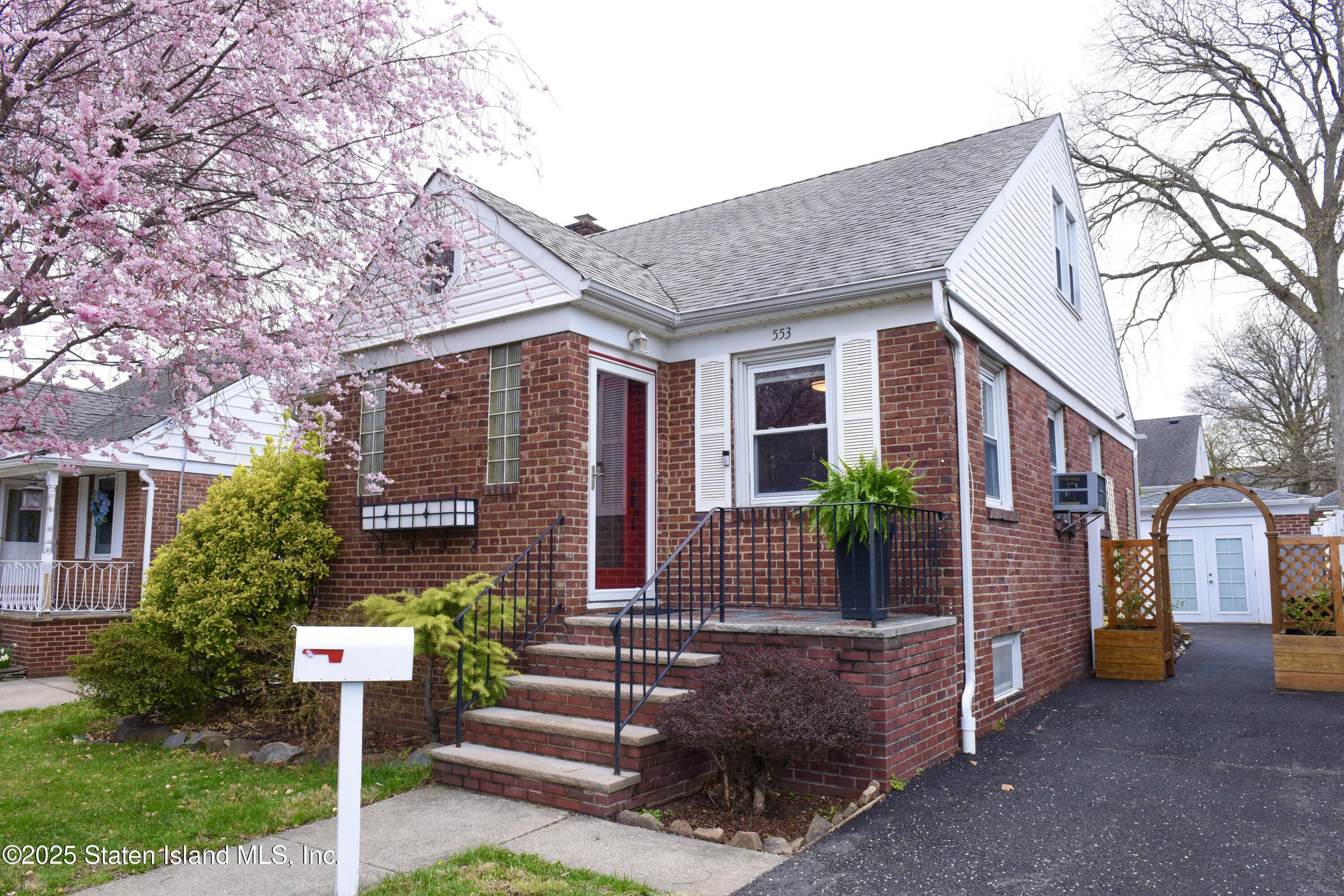 553 Oakland Avenue, Staten Island, New York image 6