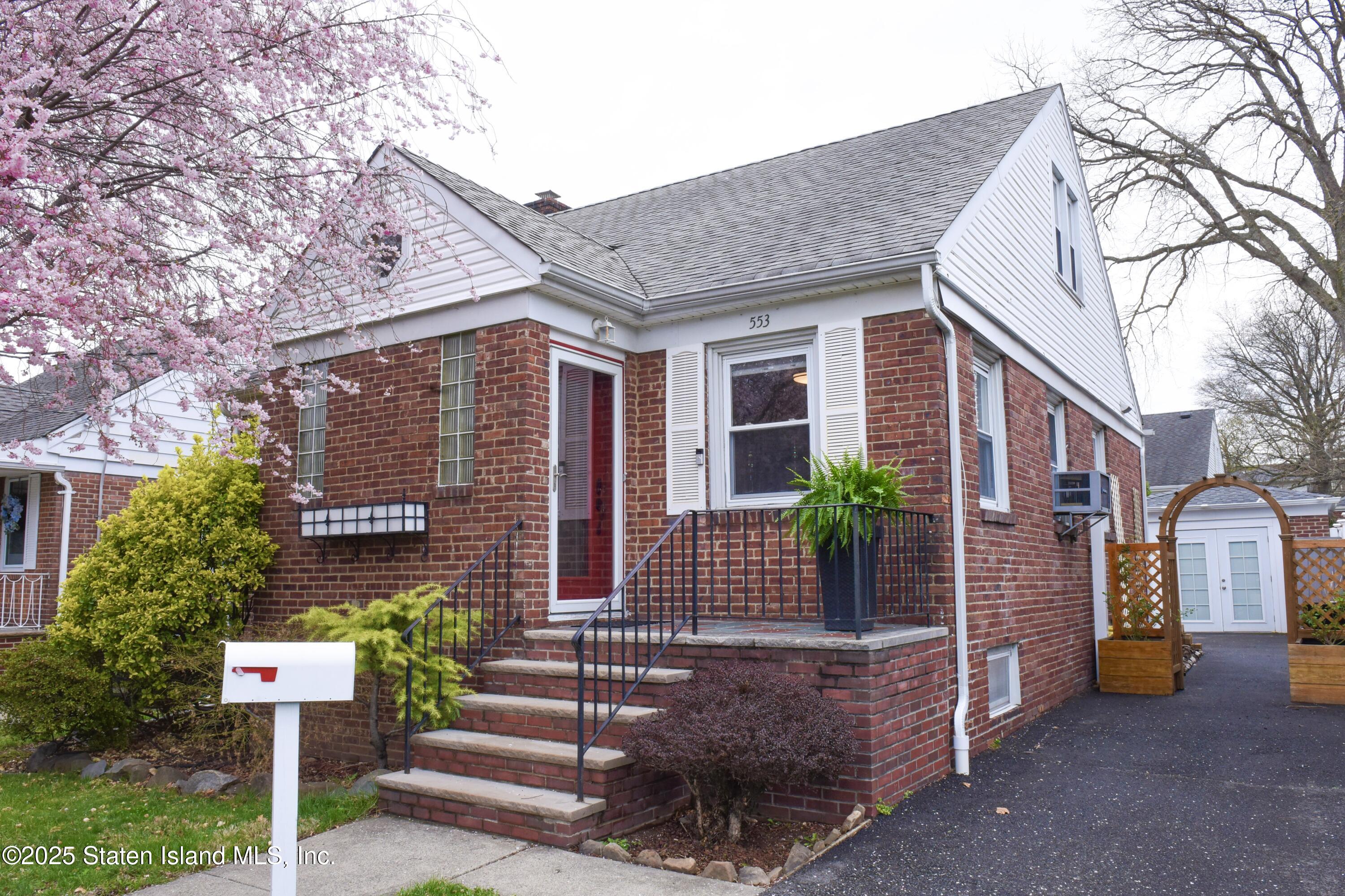 553 Oakland Avenue, Staten Island, New York image 1