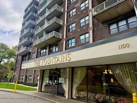 Photo of 1100 Clove Road #2f, Staten Island, NY 10301 (MLS # 2600224)