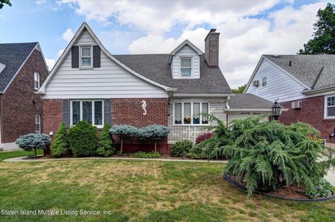 Photo of 77 W Raleigh Avenue, Staten Island, NY 10310 (MLS # 1162608)