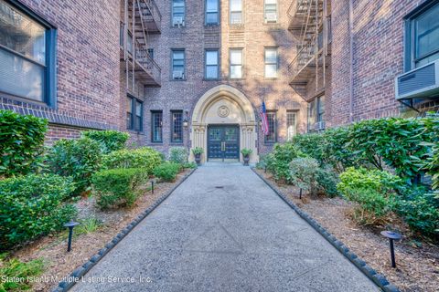 Photo of 215 Hart Boulevard #3-L, Staten Island, NY 10301 (MLS # 1156428)