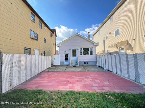 Photo of 64 Winham Avenue, Staten Island, NY 10306 (MLS # 2405219)