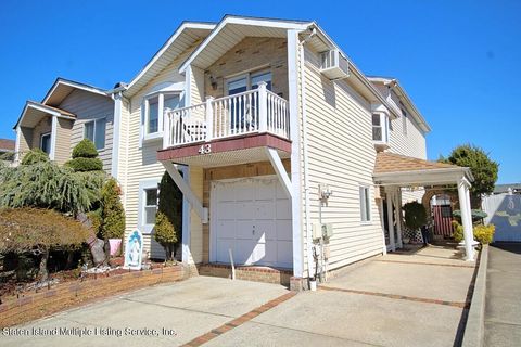Photo of 43 Elwood Avenue, Staten Island, NY 10314 (MLS # 1160965)