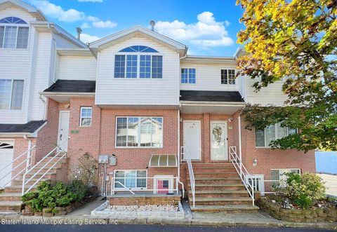 Photo of 18 Iris Court #1, Staten Island, NY 10309 (MLS # 2400458)