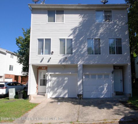 Photo of 305 Ilyssa Way, Staten Island, NY 10312 (MLS # 1163847)