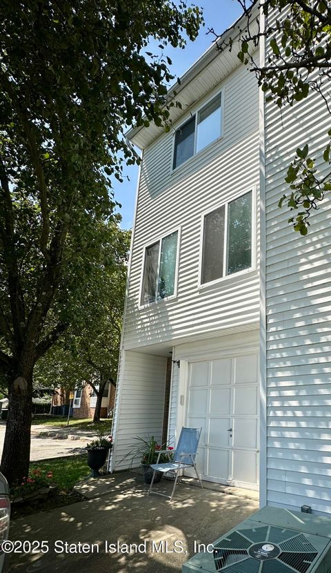 Photo of 384 Aspen Knolls Way, Staten Island, NY 10312 (MLS # 2504416)