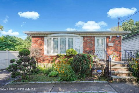 Photo of 105 Bradley Avenue, Staten Island, NY 10314 (MLS # 2404949)