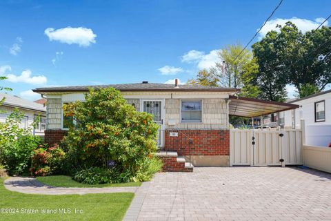 Photo of 109 Bradley Avenue, Staten Island, NY 10314 (MLS # 2405215)